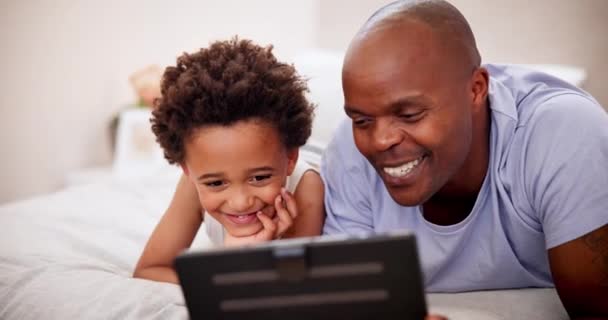 Baba, mutlu siyah çocuk ve tablet yatak odasında, öğreniyor ya da internette çizgi film seyrediyor. Afrikalı çocuk, teknoloji ve baba yatakta, web sitesi uygulaması ve konuşmaları birlikte, rahatlayın ya da evdeki video görüşmesinde bağ kurun. - Video, Çekim