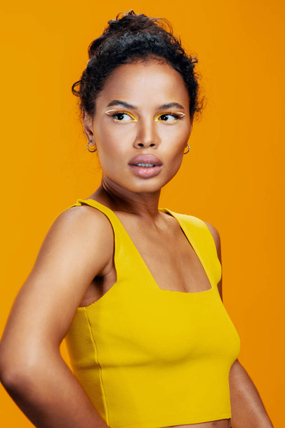 kobieta afrykański kosmetyka studio różowy etniczny twarz twórczy styl przestrzeń skóra oko uśmiech portret kopia kosmetologia piękno kolorowe czarny makijaż żółty moda model piękny - Zdjęcie, obraz