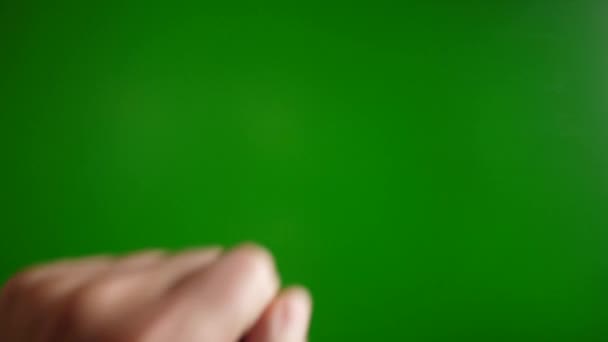 Egy férfi kopogtat a kezével (nyitott) a zöld háttér - Felvétel, videó