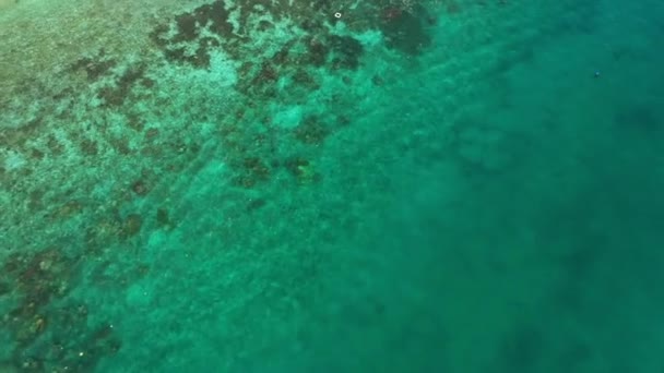 Drone, zee en blauw water voor een vakantie in Raja Ampat, Indonesië. Vloeibare, stille oceaan en azië en boot drijven voor vakantie of uitje met zomerse vrijheid voor zonnige bestemming. - Video