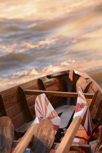 木製のオールが付いているヨットのクラブのボートはで漕ぎます - 写真・画像