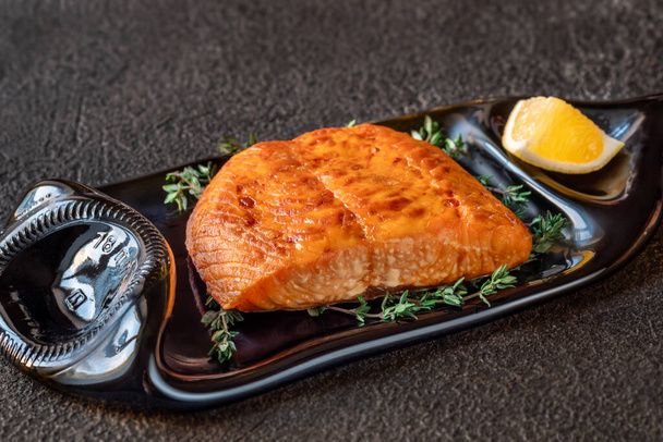 Porzione di filetto di salmone al forno con timo e limone - Foto, immagini