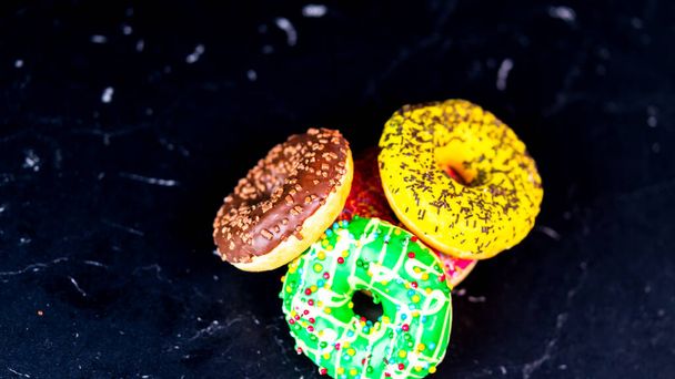Glasierte Donuts mit Streusel isoliert. Nahaufnahme von bunten Donuts. - Foto, Bild