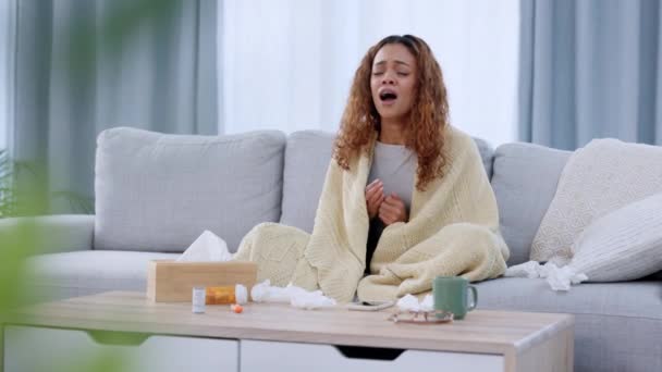 Kranke Frau, die unter Koliken, Grippeviren oder einer Erkältungsinfektion während der Quarantäne leidet. Kranke junge Frau niest in Lockdown auf der Couch zu Hause und pustet ihre Nase mit einer Tasse. - Filmmaterial, Video