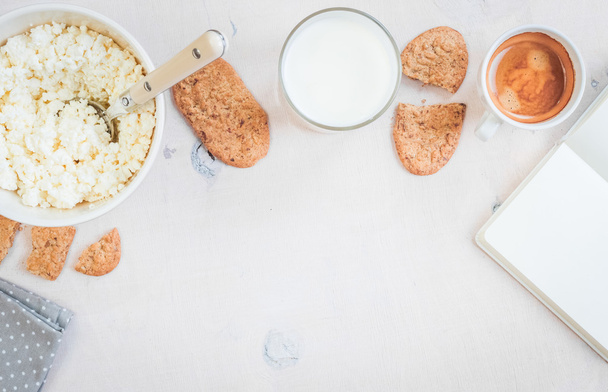 カッテージ チーズ、穀物クッキー、牛乳と健康的な朝食 - 写真・画像