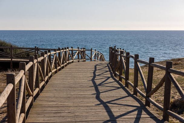 dřevěná cesta ke Středozemnímu moři s jasnou oblohou - Fotografie, Obrázek