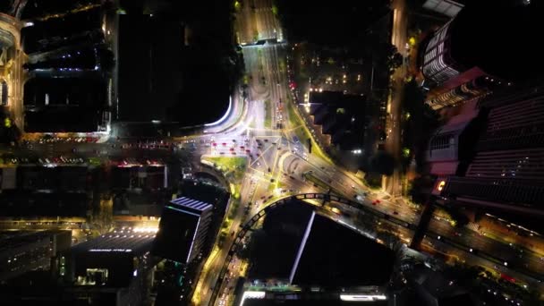 Mirada aérea giratoria hacia abajo vehículos de la ciudad de KL en la carretera de cruce Jalan Imbi - Metraje, vídeo