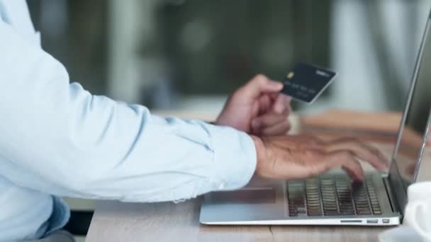 Üzletember, hogy online vásárlás egy laptop, és boldognak tűnik az új kényelmes banki alkalmazás. Egy férfi, aki hitelkártyát tart magánál, és kölcsönt kér a digitális bank weboldalán. A fickó törlesztette az adósságát. - Felvétel, videó