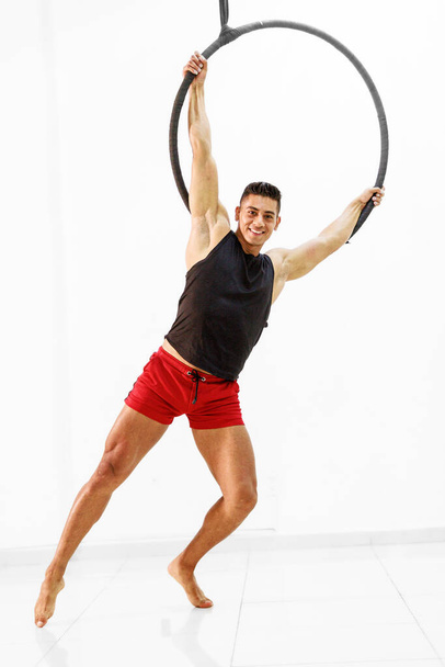Uma performance solo de anel aéreo por uma ginasta mexicana mostra controle muscular e atletismo, criando uma magnífica exibição de força e flexibilidade. - Foto, Imagem