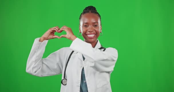 Mujer, médico y pantalla verde para el signo del corazón y la sonrisa como apoyo y cuidado. Feliz mujer negra o retrato de salud con manos, icono o emoji para el amor, la caridad o el seguro de salud y bienestar. - Metraje, vídeo