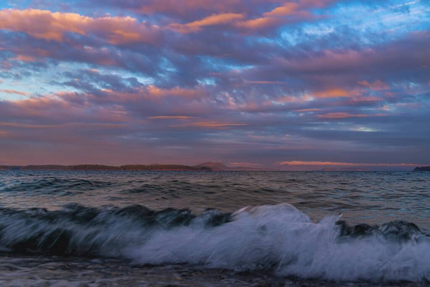 Meereswellen krachen bei Sonnenuntergang - Foto, Bild