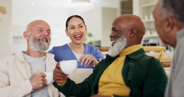 Senioren, Männer und Kaffeetrinken mit Pflegekräften auf dem Sofa für Gespräche, Gesundheit und Unterstützung im Hospiz. Ältere Menschen, Freunde und Krankenschwester oder entspannen Sie sich, Tee und Ruhe auf der Couch im Wohnzimmer für Altenheim Chat. - Filmmaterial, Video