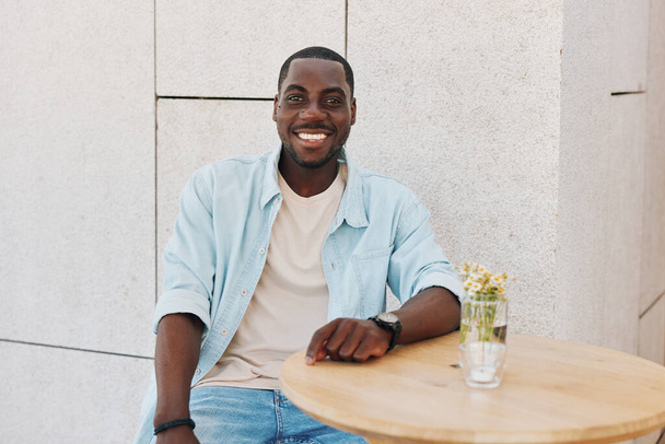gelukkig man glimlach trendy portret knap levensstijl amerikaans jong expressie cool persoon op zoek zwart vrolijk man gezicht man model afrikaanse volwassene aantrekkelijk - Foto, afbeelding