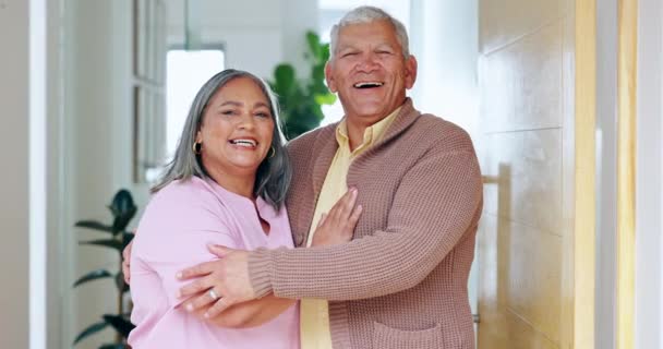 Oudere echtparen, gelukkig en glimlachend aan de deur, huwelijk en omhelzing thuis en met pensioen. Pensioen, ouderen of liefde voor toewijding, een band opbouwen of zorgen voor een romantische relatie, man of vrouw. - Video