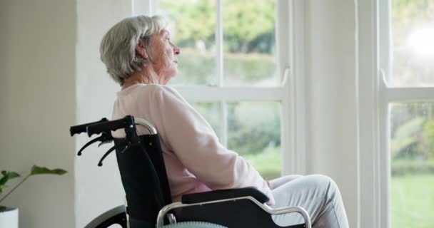 Yaşlı kadın, emekli olurken düşünmek, fikir ve nostalji için pencere kenarındaki hafıza ya da tekerlekli sandalye. Huzurevinde engelli, zihinsel sağlık ve endişe, yansıma ya da geleceği olan yaşlı kişi. - Video, Çekim