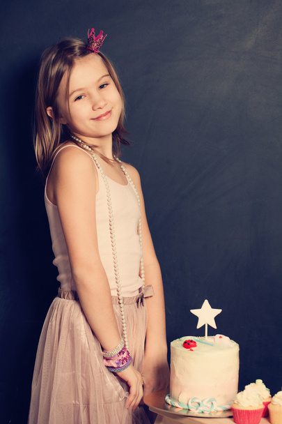 Menina feliz e cupcake na festa de aniversário
 - Foto, Imagem