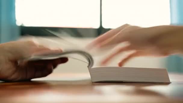 Timelapse de un hombre leyendo un libro mediante la técnica de escaneo y escaneo cerca de una ventana - Imágenes, Vídeo