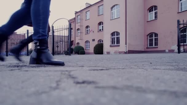 Le gambe delle persone che camminano passano lungo la strada davanti alla telecamera - Filmati, video