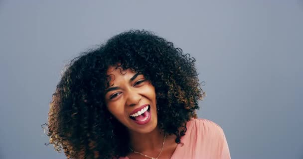 Vicces, fekete nő és arc a stúdióban nevetnek a boldogság, a szabadság vagy a reakció a vicc. Boldog, portré vagy afrikai lány a komédiában, komikus vagy lol emoji humorral vagy mosollyal szürke háttérrel vagy mockup. - Felvétel, videó