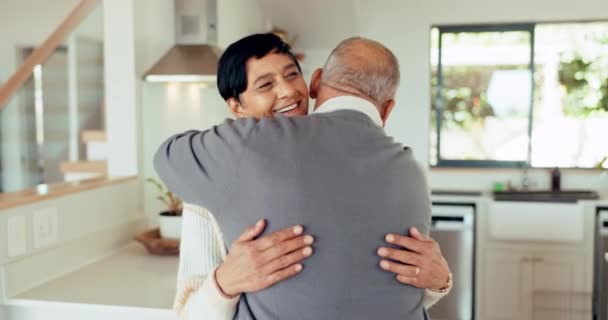 Älteres Paar, Liebe und Umarmung zu Hause, glücklich und verbindend für Romantik. Lächeln, ältere Männer und Frauen umarmen sich, haben Spaß und genießen die Zeit im Ruhestand mit Sorgfalt, Zuneigung und Unterstützung für Vertrauen - Filmmaterial, Video