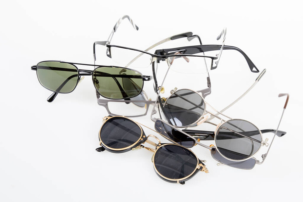 vários óculos de sol e óculos ópticos médicos isolados no fundo branco - Foto, Imagem