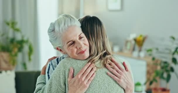 Miłość, komfort i kobieta przytulają starszą matkę w salonie ze współczuciem, zaufaniem i empatią w ich domu. Mama, wsparcie i kobieta obejmują starszych rodziców w salonie z solidarności lub opieki. - Materiał filmowy, wideo