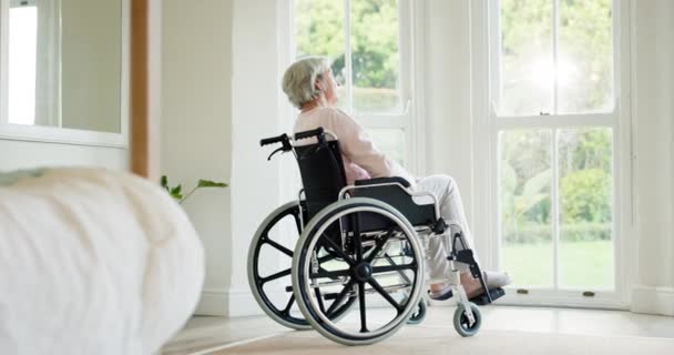 Starsza kobieta, osoba niepełnosprawna i wózek inwalidzki na emeryturze, samotna i nostalgiczna. Sypialnia, opieka zdrowotna i osoby starsze do celów medycznych, relaksacyjnych i rekreacyjnych dla pacjentów, myślenia i rehabilitacji. - Materiał filmowy, wideo