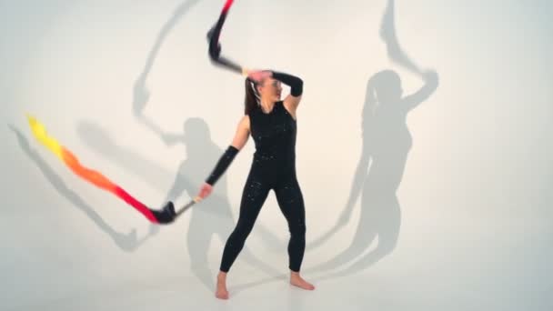 Krásná mladá acrobat tanec v pomalém pohybu - Záběry, video