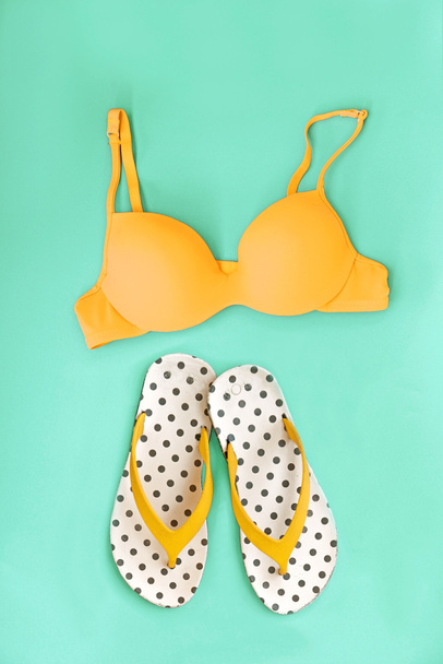 Conceito de Biquíni de Verão com Bikini e Flip Flop Sandals
 - Foto, Imagem
