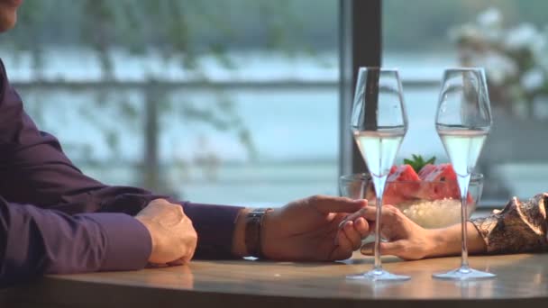 Miłości para w restauracji - Materiał filmowy, wideo