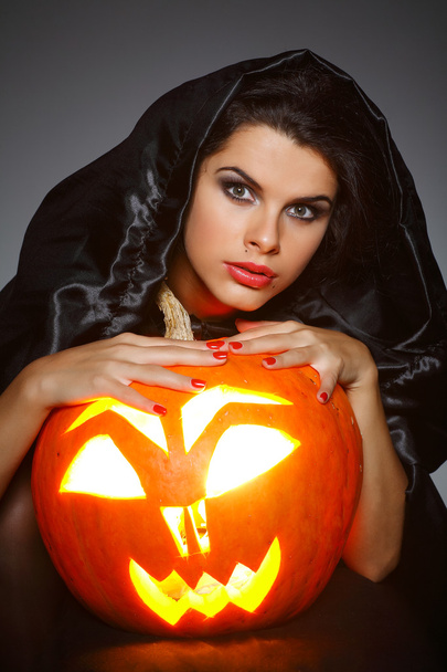 Brune sexuelle en costume de sorcière dans la nuit d'Halloween
 - Photo, image