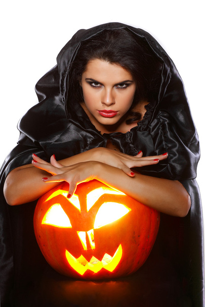 Morena sexual en traje de bruja en la noche de Halloween
 - Foto, imagen