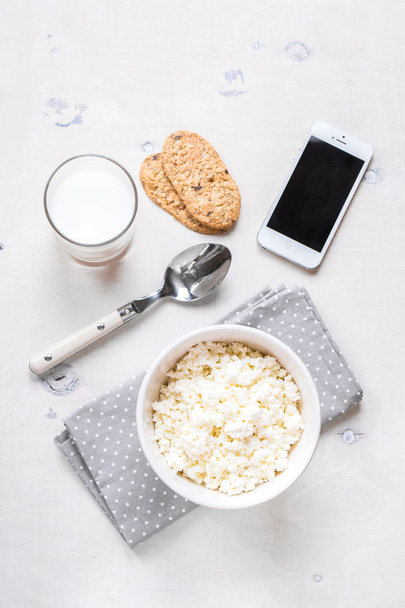 Healthy breakfast with cottage cheese, grain cookies, milk - Foto, immagini
