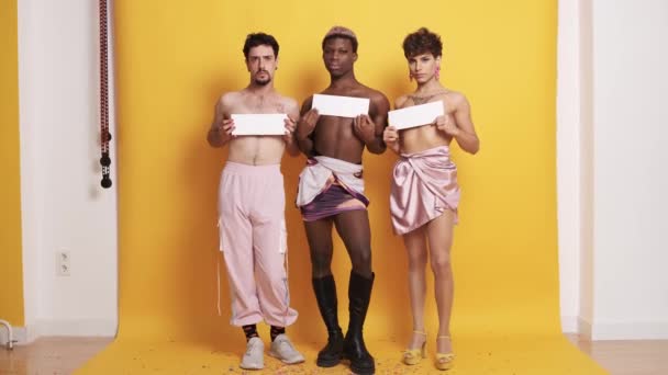 Videó három komoly transznemű emberről, akik fehér panelekkel takarják el a mellüket - Felvétel, videó
