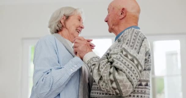 Σπίτι, χορός και ηλικιωμένο ζευγάρι με αγάπη, γάμο και κίνηση με ευτυχία, γιορτή και ρομαντισμό. Ρομαντικό, συνταξιοδότηση και ηλικιωμένη γυναίκα με ηλικιωμένο άνδρα, σχέση και δεσμός μεταξύ τους. - Πλάνα, βίντεο