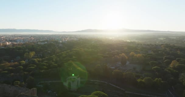 Légi kilátás Róma városképére, Olaszországra. Reggeli sugarak a nap felett a történelmi központjában a város Sunrise a kulturális fővárosban. Kiváló minőségű 4k felvételek - Felvétel, videó