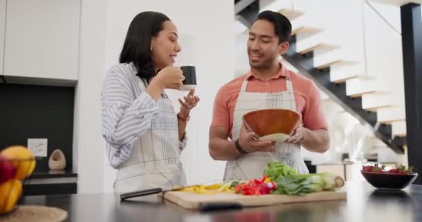 Liebe, Essen und Paar in einer Küche zum Kochen mit Gemüse, Ernährung oder Gespräch zu Hause zusammen. Ernährung, Gesundheit und Menschen verbinden sich im Haus mit Salat, Brunch oder veganer Rohkost und Mahlzeitenzubereitung. - Filmmaterial, Video