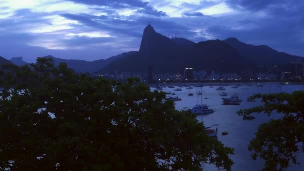 Высокоперспективный хронометраж залива Ботафого в Рио-де-Жанейро, Бразилия на закате, со статуей Христа Искупителя - объект Всемирного наследия ЮНЕСКО - Кадры, видео