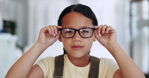 Dítě, brýle a portrét pro úsměv, rám objektivu a přiléhavé brýle pro vidění, vidění a zrak. Předpis, rozmazané a vhodné pro optometrii, péči o oči a optiku pro vizuální maloobchod. - Záběry, video