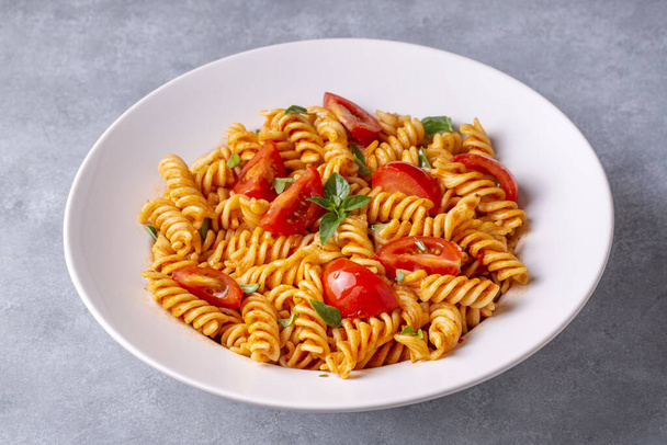 Pâtes Fusilli, en spirale ou en spirale avec sauce tomate - style culinaire italien (nom turc ; domatesli, domates soslu burgu makarna) - Photo, image