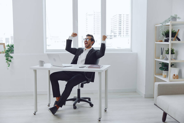 Мужчина работает ноутбук красивый работа парень черный менеджер выражает расслабление мечтая за отдыхом профессиональный бизнес-перерыв пауза - Фото, изображение