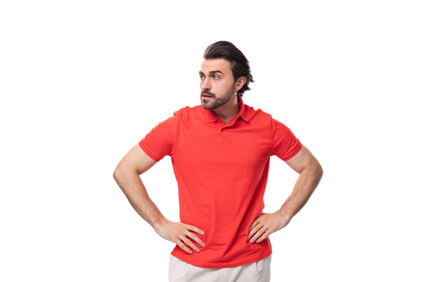 若い自信を持ってハンサムなヨーロッパのブルネット男は,生地のプリントモックアップで赤いTシャツを着たひげを持っています. - 写真・画像