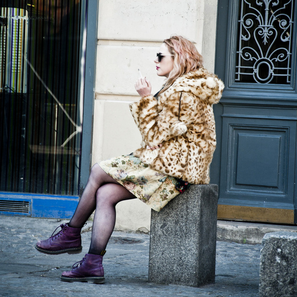 PARIS - France - 2 April 2013 - fashion blond woman in Beaubourg place - Foto, imagen