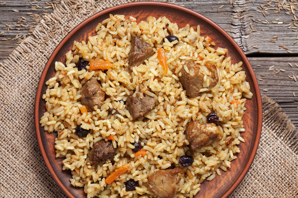 Danie pilaw, krajowe uzbeckie pikantne posiłek z mięsem, ryżem, cebulą i czosnkiem - Zdjęcie, obraz