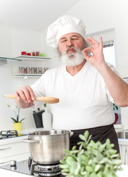 Oudere mannelijke chef-kok in lounge - Foto, afbeelding