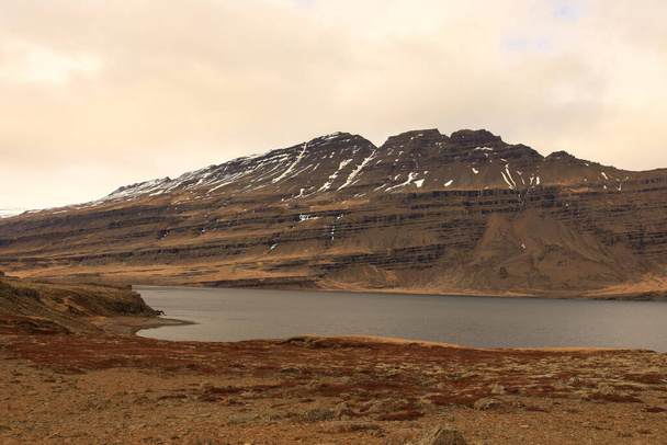 Berufjorour ist ein Fjord im Osten Islands. Sie ist etwa 20 Kilometer lang und 2 bis 5 Kilometer breit. - Foto, Bild