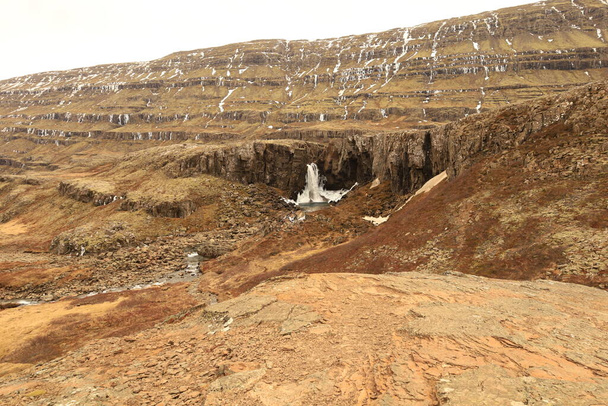Nykurhylsfoss был своего рода скрытый, неизведанный водопад в Fossardalur на реке Фосса  - Фото, изображение