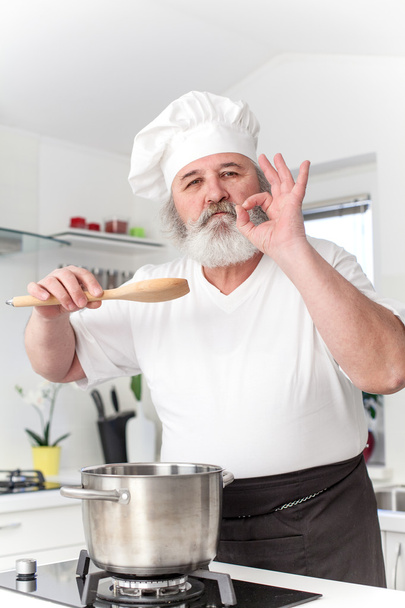 Elderly male chef in kithen - Photo, Image