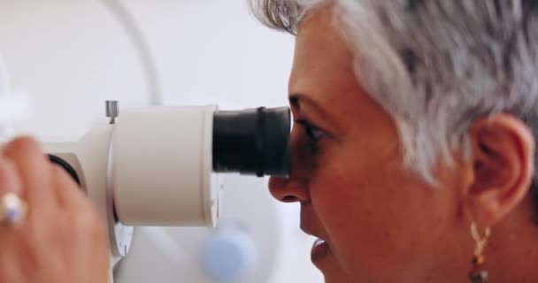 Cuidado de los ojos, prueba de máquina y mujer madura en la oficina para comprobar el iris, la pupila y la vista con profesional. Tecnología para el examen de visión, luz y médico en la clínica para la evaluación de gafas, lentes o glaucoma. - Imágenes, Vídeo