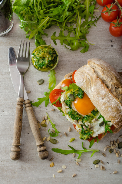 Ciabatta with fried egg, tomatoes and pesto - Foto, imagen